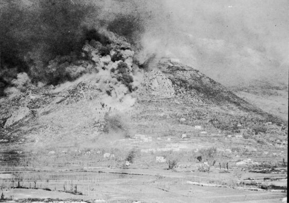 Monte Cassino. Wzgórze klasztorne spowite dymem po alianckim nalocie, 16 lutego 1944 roku. Źródło IWM (IA 15321)