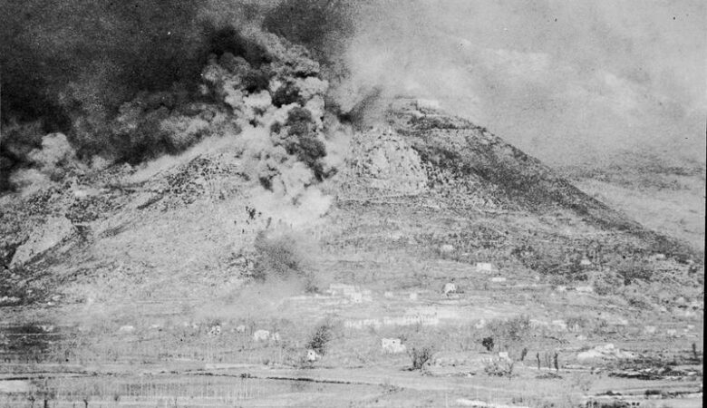 Monte Cassino. Wzgórze klasztorne spowite dymem po alianckim nalocie, 16 lutego 1944 roku. Źródło IWM (IA 15321)