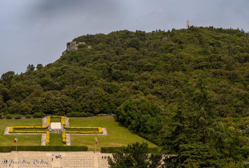 Widok od Polskiego Cmentarza Wojennego na wzgórze 569 oraz wzgórze 593 (z pomnikiem 3 DSK)