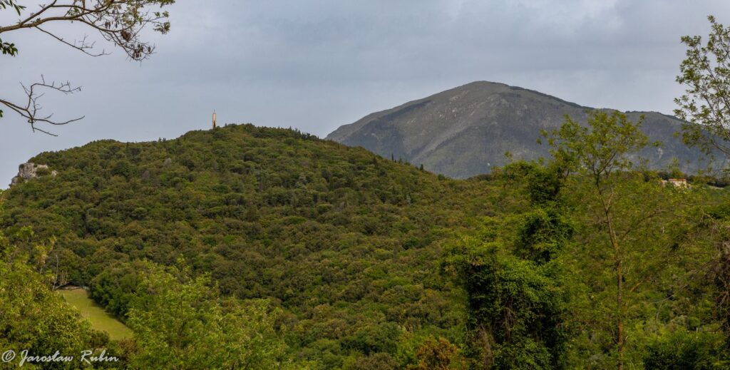 Wzgórze 569 i 593 (z pomnikiem 3 DSK), po prawej - Domek Doktora.