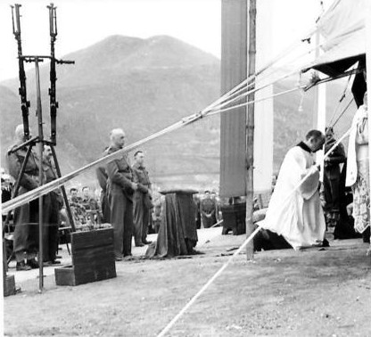 Źródło IWM (NA 13864). Generał Kazimierz Sosnkowski, Naczelny Wódz Polskich Sił Zbrojnych (stoi w środku), w towarzystwie generała Władysława Andersa, dowódcy 2 Korpusu Polskiego (po lewej, częściowo zasłoniętego), uczestniczy we Mszy Świętej w Boiano, 9 kwietnia 1944 roku.
Arcybiskup Józef Gawlina znajduje się skrajnie po prawej stronie i odprawia nabożeństwo (częściowo poza kadrem zdjęcia).. Photograph: Jim Christie Copyright: © IWM. Original Source: http://www.iwm.org.uk/collections/item/object/205260759