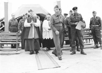 Zdjęcie IWM (NA 13868). Arcybiskup Józef Gawlina, Biskup Polowy Polskich Sił Zbrojnych, generał Kazimierz Sosnkowski, Naczelny Wódz Polskich Sił Zbrojnych (w środku), generał Władysław Anders, dowódca 2 Korpusu Polskiego (za generałem Sosnkowskim) oraz generał Nikodem Sulik, dowódca 5 Kresowej Dywizji Piechoty (za oficerem w czarnym berecie), wychodzą po zakończeniu Mszy Świętej (9.04.1944, Bojano). Photograph: Jim Christie Copyright: © IWM. Original Source: http://www.iwm.org.uk/collections/item/object/205260763