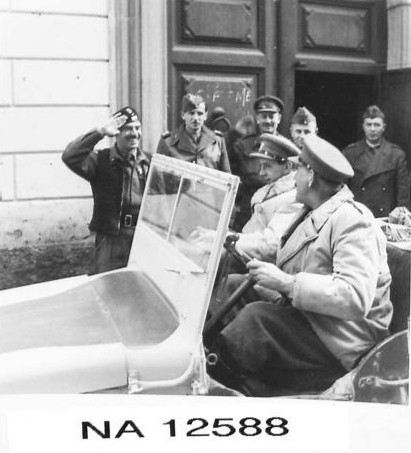 NA 012588, IWM. Generał Anders żegna gen. Leese'a w Campobasso