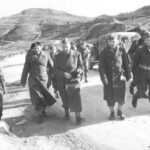 NA 013487, Źródło IWM. Przed Monte Cassino - Od lewej: generałowie Władysław Anders (dowódca 2. Korpusu Polskiego), Kazimierz Sosnkowski (Naczelny Wódz Polskich Sił Zbrojnych), Stanisław Kopański (szef Sztabu Naczelnego Wodza) i Bolesław Duch (dowódca 3. Dywizji Strzelców Karpackich) idący razem podczas wizyty generała Sosnkowskiego w 3. Dywizji. Zdjęcie wykonane w pobliżu Forlì del Sannio, 28/29 marca 1944 r.