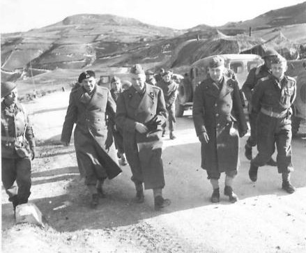 NA 013487, Źródło IWM. Przed Monte Cassino - Od lewej: generałowie Władysław Anders (dowódca 2. Korpusu Polskiego), Kazimierz Sosnkowski (Naczelny Wódz Polskich Sił Zbrojnych), Stanisław Kopański (szef Sztabu Naczelnego Wodza) i Bolesław Duch (dowódca 3. Dywizji Strzelców Karpackich) idący razem podczas wizyty generała Sosnkowskiego w 3. Dywizji. Zdjęcie wykonane w pobliżu Forlì del Sannio, 28/29 marca 1944 r.