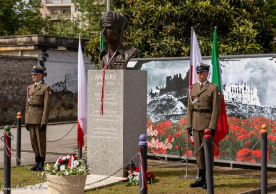 Ulicami Cassino: od placu Andersa do pomnika misia Wojtka