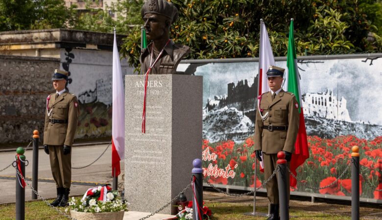 Ulicami Cassino: od placu Andersa do pomnika misia Wojtka