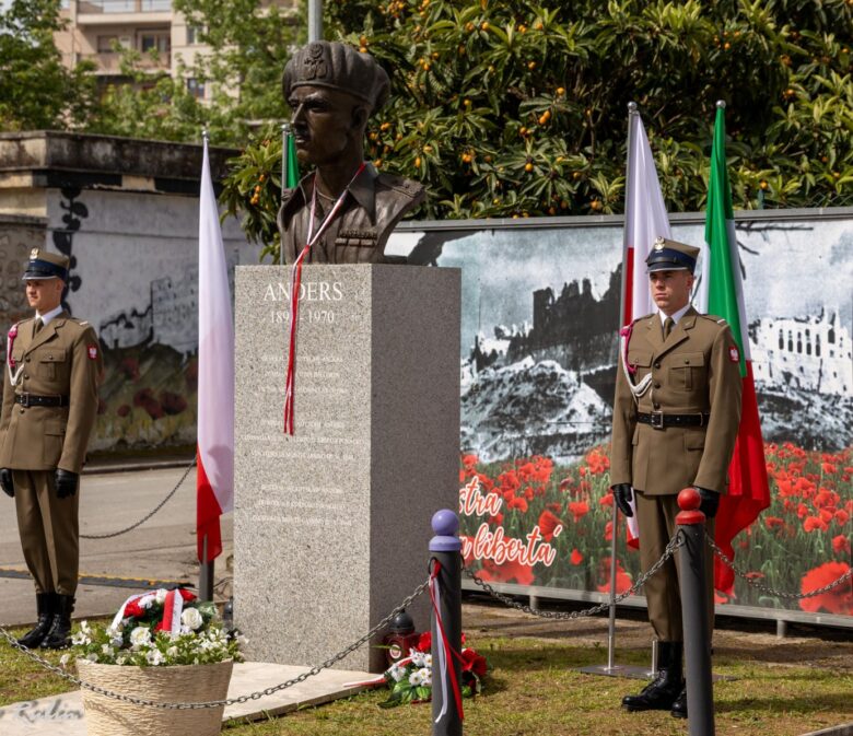 Ulicami Cassino: od placu Andersa do pomnika misia Wojtka