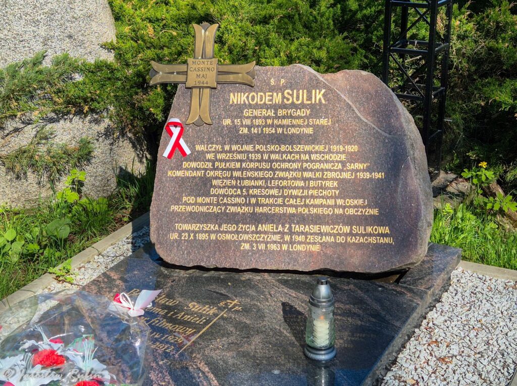Nagrobek gen. Nikodema Sulika i jego żony Anieli, Kamienna Stara.