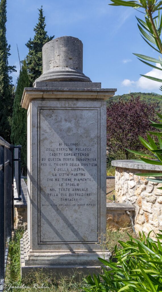 Kolumna po drodze na Polski Cmentarz Wojenny na Monte Cassino