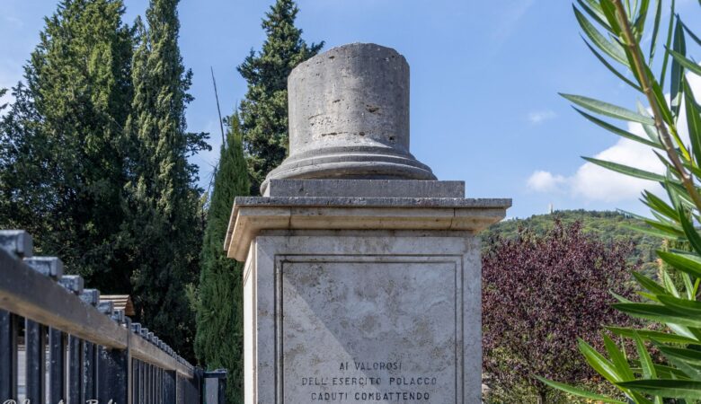 Kolumna od miasta Cassino. Niewielki pomnik przy drodze na Polski Cmentarz Wojenny