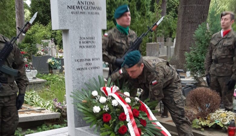 Uwaga na fejki! Grób wachmistrza Antoniego Niewęgłowskiego nie jest przeznaczony do likwidacji