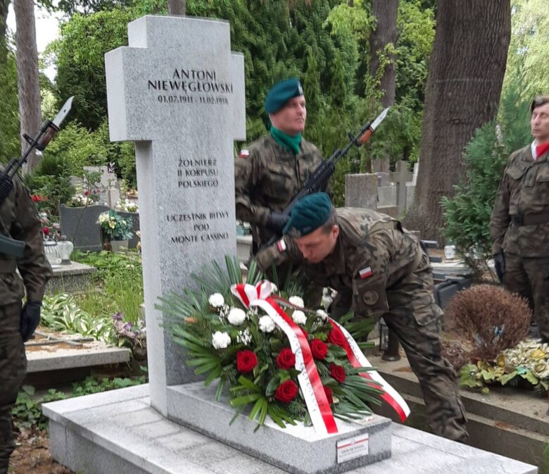Uwaga na fejki! Grób wachmistrza Antoniego Niewęgłowskiego nie jest przeznaczony do likwidacji