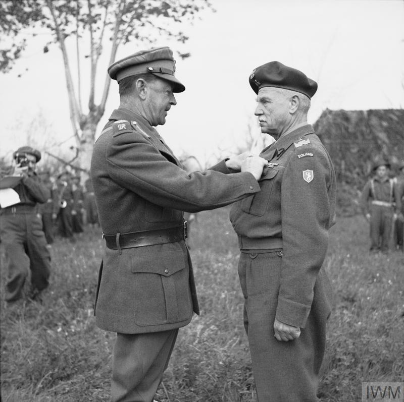 Marszałek polny Harold Alexander dekoruje gen. Bolesława Szareckiego brytyjskim Distinguished Service Order (DSO). Rejon Forlì, 7 kwietnia 1945 roku. Fot. William Best, No. 2 Army Film and Photo Section, Army Film and Photographic Unit. Źródło: Imperial War Museums (IWM), sygn. NA 23735.