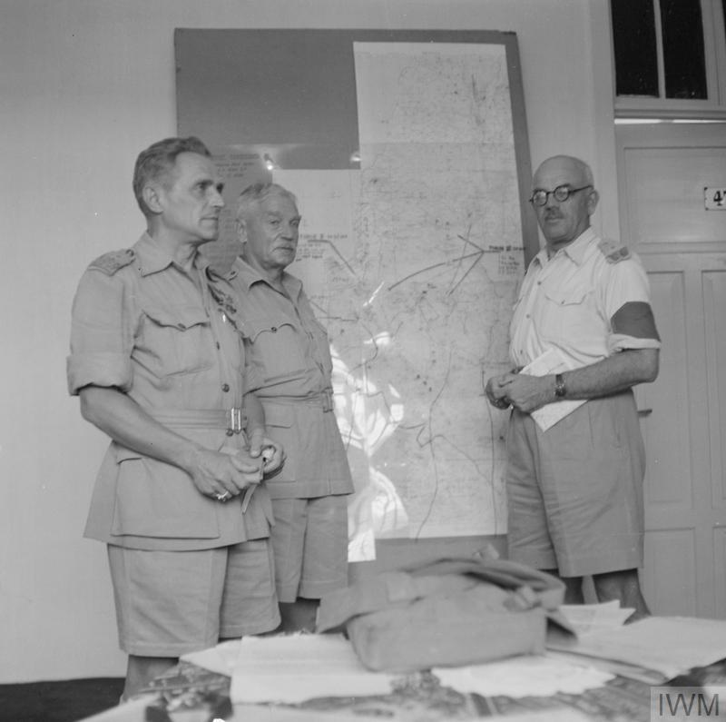 Gen. Michał Tokarzewski-Karaszewicz, gen. Bolesław Szarecki i gen. Roman Odzierzyński podczas planowania działań w czasie ćwiczeń „Exercise Virile” w Palestynie, 5 listopada 1943 roku. Fot. Stanley Wootton, No. 1 Army Film and Photo Section, Army Film and Photographic Unit. Źródło: Imperial War Museums (IWM), sygn. E 026316.