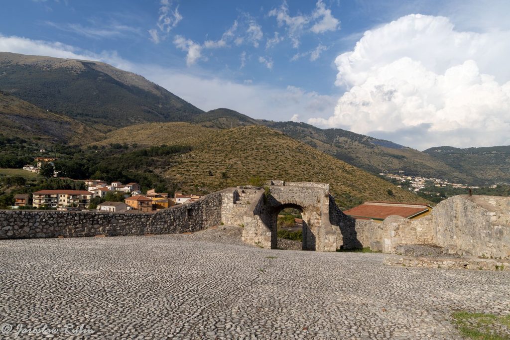 Piedimonte San Germano - dziedziniec zamku