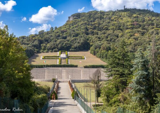 Polski Cmentarz Wojenny na Monte Cassino. Smutny widok przy drodze do nekropolii