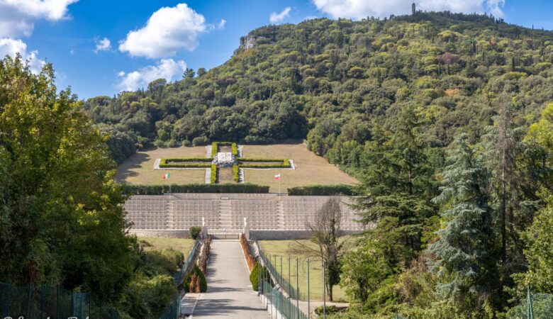 Polski Cmentarz Wojenny na Monte Cassino. Smutny widok przy drodze do nekropolii