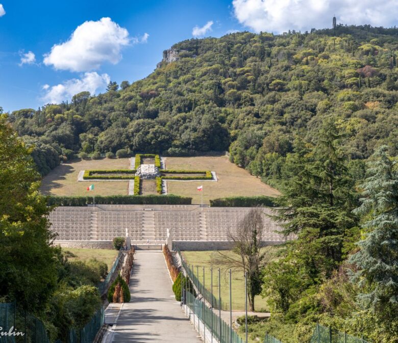 Polski Cmentarz Wojenny na Monte Cassino. Smutny widok przy drodze do nekropolii