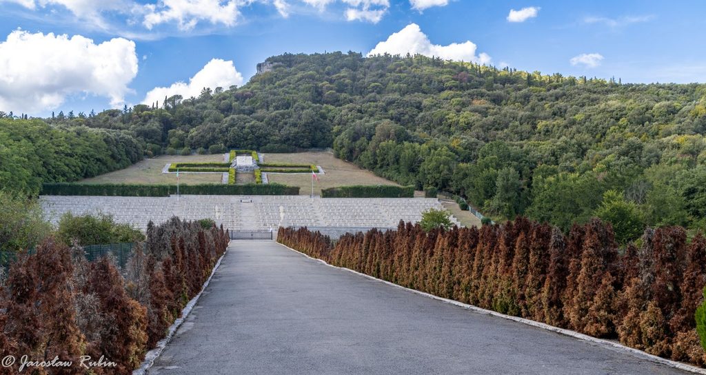 Polski Cmentarz Wojenny na Monte Cassino. Smutny widok przy drodze do nekropolii