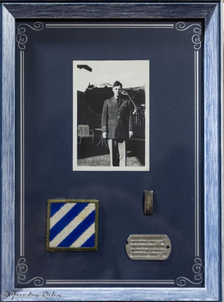 Zdjęcie: Pamiątki po żołnierzu 3 Dywizji Piechoty oraz oznaka dywizji w Museo Historicus w Caspoli. Fot. Jarosław Rubin, wrzesień 2026.