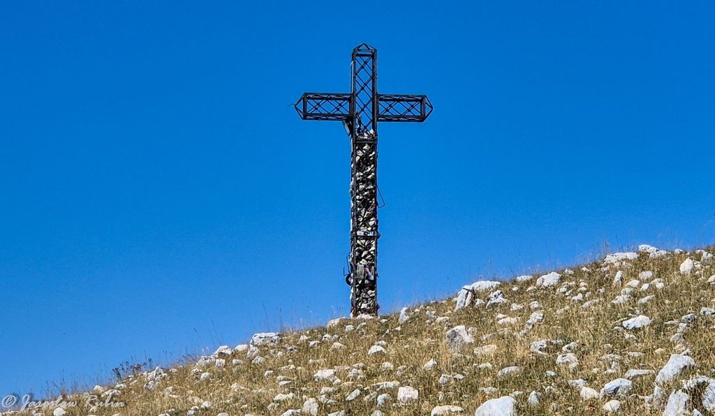 Zdjęcie: metalowy krzyż na szczycie Monte Cairo