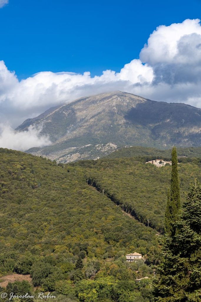 Monte Cairo widziane z klasztoru na Monte Cassino, z Domkiem Doktora po prawej stronie