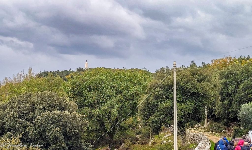 Widok na wzgórze 593 od Domku Doktora