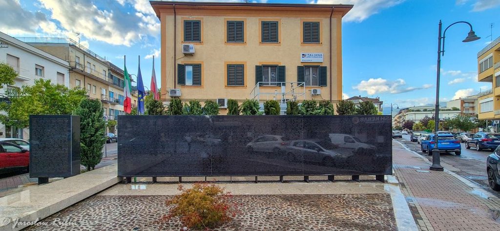 Pomnik generała Andersa - tablica z nazwiskami pochowanych żołnierzy