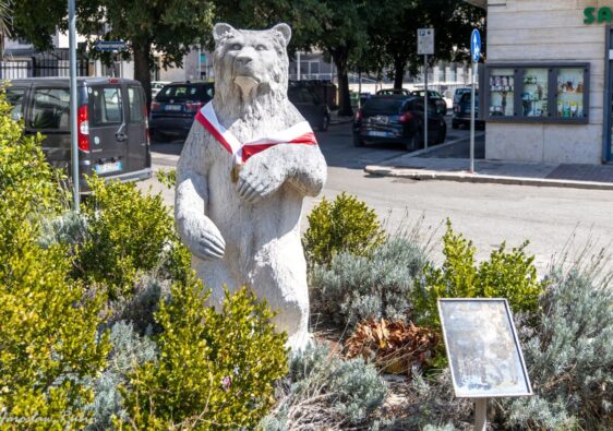 Niedźwiedź Wojtek ma swój pomnik w Cassino. Podczas ostatniej wizyty wydał mi się smutniejszy niż zwykle, a tabliczka z jego historią ponownie była zniszczona.