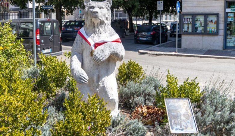 Niedźwiedź Wojtek ma swój pomnik w Cassino. Podczas ostatniej wizyty wydał mi się smutniejszy niż zwykle, a tabliczka z jego historią ponownie była zniszczona.