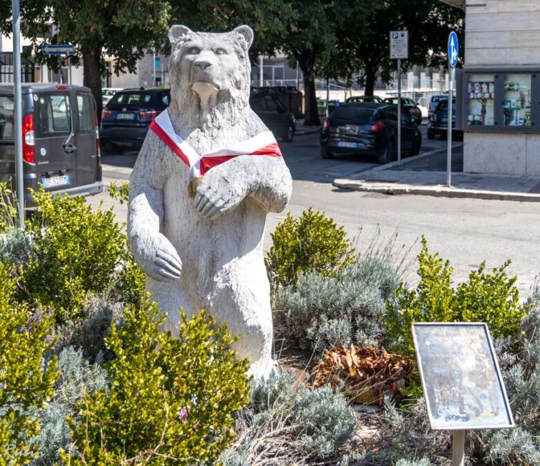 Niedźwiedź Wojtek ma swój pomnik w Cassino. Podczas ostatniej wizyty wydał mi się smutniejszy niż zwykle, a tabliczka z jego historią ponownie była zniszczona.